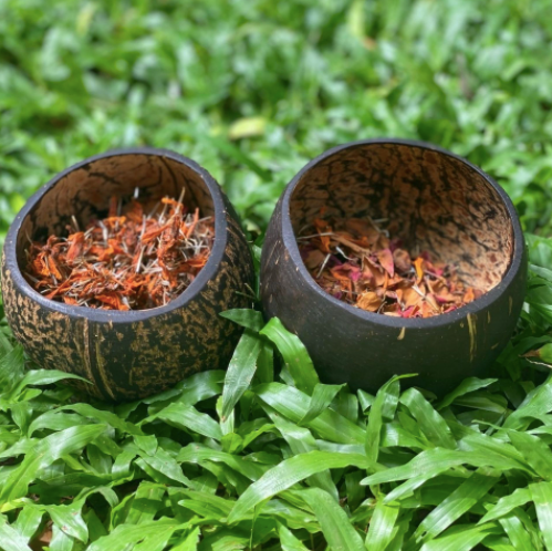COCONUT SHELL BOWLS WITH DRIED FLOWER PETALS